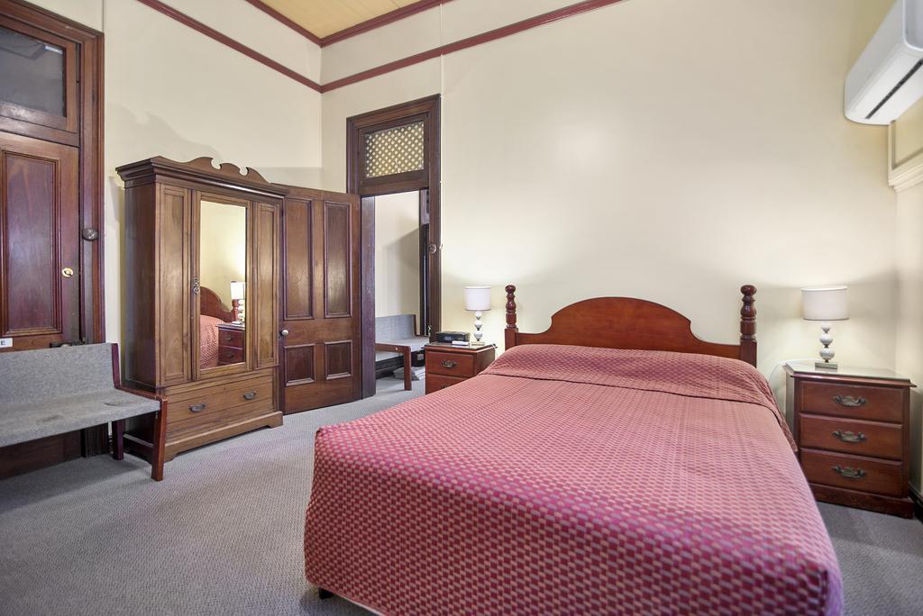 Warwick Settlers Inn Екстериор снимка