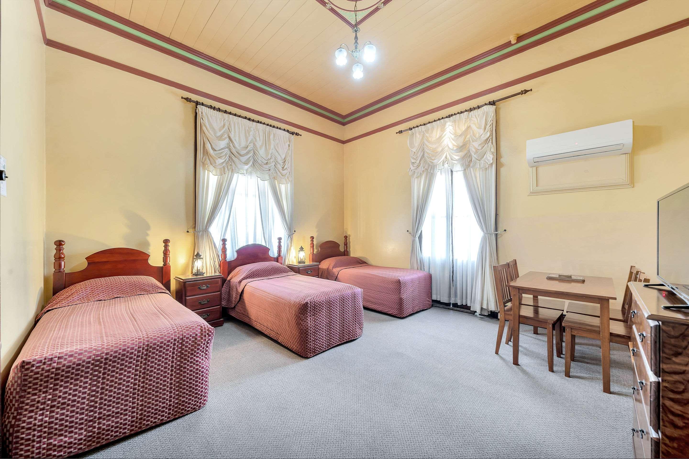 Warwick Settlers Inn Екстериор снимка